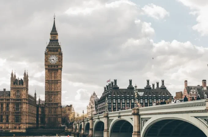 A Closer Look at the World of Independent Artists